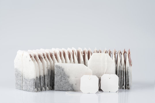Bolsas de t&eacute;, con etiquetas en blanco para texto