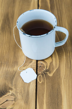 Taza vintage de t&eacute; sobre fondo de madera