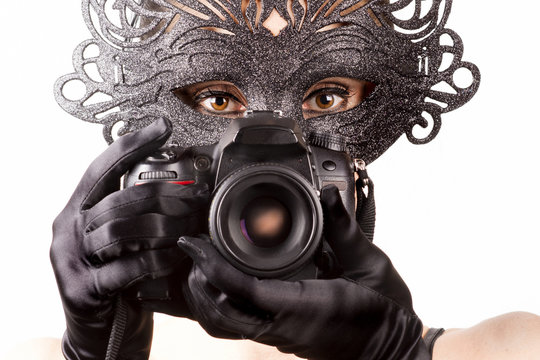bella ragazza fotografa mascherata