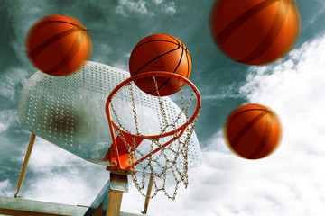 Canasta de baloncesto Y pelotas.Fondo de deportes