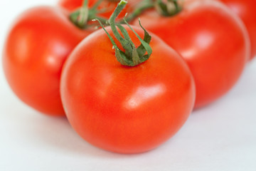 tomates sur fond blanc