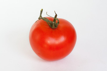 Tomate sur fond blanc
