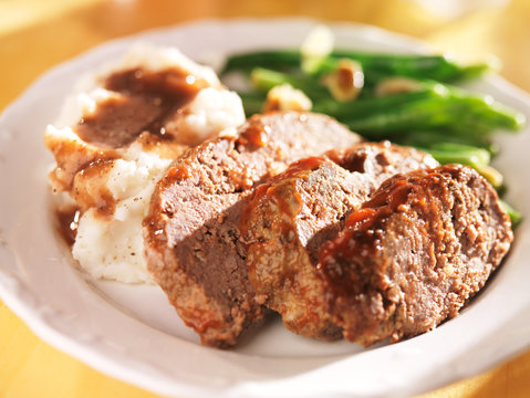 Meatloaf With Greenbeans And Mashed Potatoes