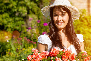 Frau im Sommer Garten mit Blumen