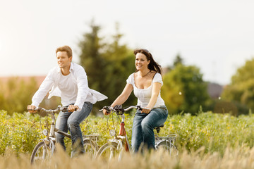 Junges Paar fahren Fahrrad im Sommer