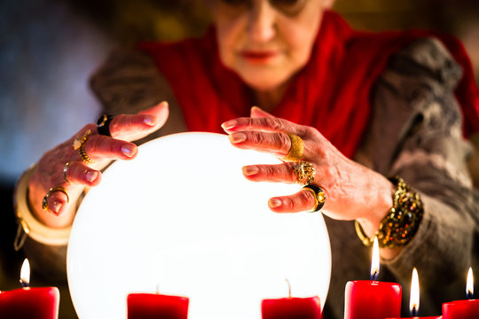 Hellseherin w&auml;hrend Seance mit Glaskugel