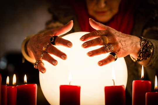 Hellseherin w&auml;hrend Seance mit Glaskugel