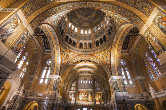 Basilique Sainte-Th&eacute;r&egrave;se de Lisieux