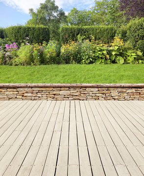 Gartenterrasse mit Mauer