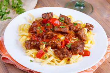 Fleisch und Gemüse auf Bandnudelnn
