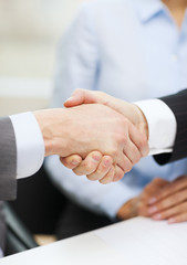 Obraz premium two businessmen shaking hands in office