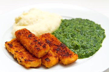 Fischstäbchen mit Kartoffelpüree und Spinat