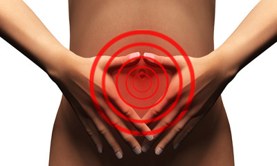 Donna con dolore alla pancia