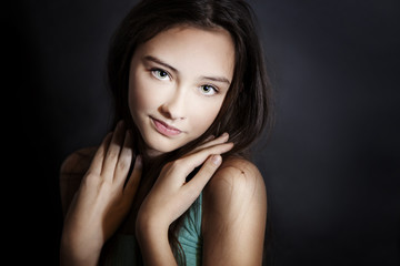 Fototapeta premium Portret młodej ładnej dziewczyny.