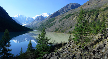Fototapeta na wymiar Mountain Altai. Lake Maashej.