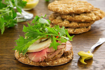 Diet bread with roast beef and salad.