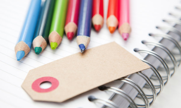 carnet de notes,crayons de couleurs et étiquette