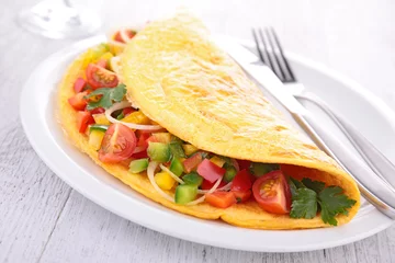 Keuken spatwand met foto omelet gevuld met groenten © M.studio