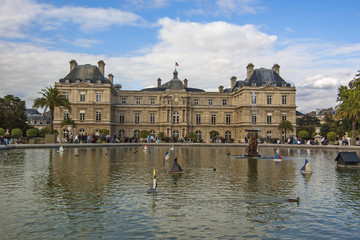 Pool with fountain in front of Luxembourg Palace