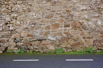 Hintergrund Natursteinwand am Straßenrand