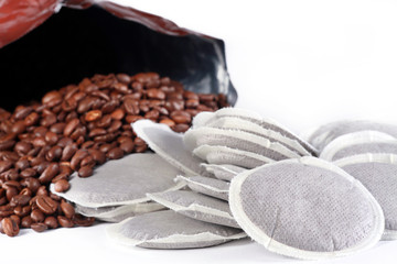 Kaffee Bohnen und Kaffee Pads Nahaufnahme