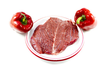 Frisches Rindfleisch mit Roter Paprika auf Teller