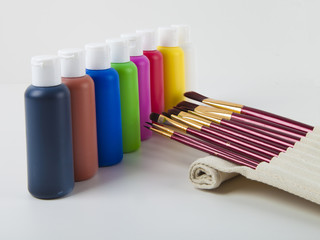 Pinsel und Farben