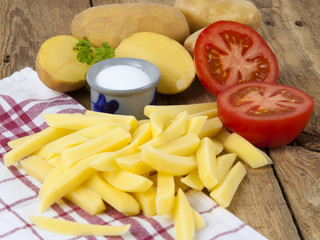 Pommes Frites und Tomate