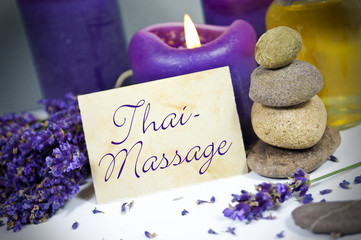 Lavendel mit Schild Thai-Massage und Kerze