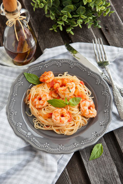 Spaghetti with prawns and tomatoes
