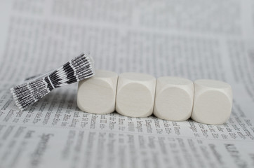 Würfel ohne Aufdruck auf Zeitung