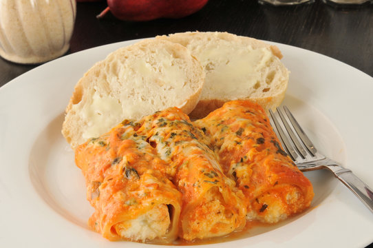 Four cheese manicotti with bread
