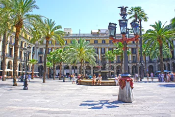 Zelfklevend Fotobehang Plaza Real is een plein in de Gotische wijk in Barcelona, Spanje © MarinadeArt