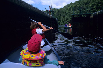 Canoë sur le canal de Nantes à Brest, passage de l'écluse