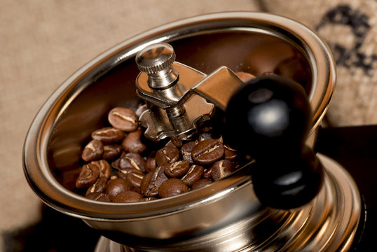 Nahaufnahme einer traditionellen Kaffeem&uuml;hle