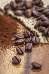 Kaffeebohnen und Kaffeepulver