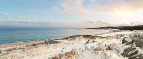 Naklejka premium Ocean shore on a winter day