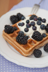 Waffeln mit Sahne und Beeren