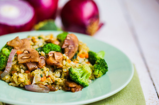 Brown rice with vegetables(onions,mushrooms,broccoli) and tofu