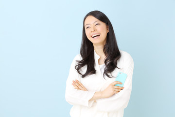 スマートフォンを持った女性