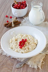 Milk porridge with berries