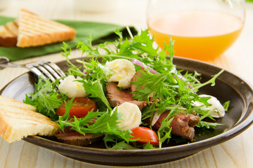 Roast beef salad with tomatoes and mozzarella.