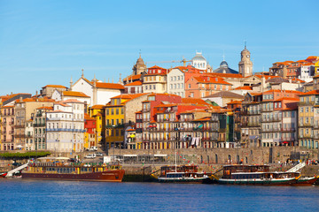 Fototapeta na wymiar Ribeyr's region in Porto, Portugal, early in morning