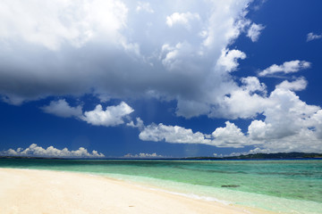 Fototapeta na wymiar Na pięknym południowym Pełna Pełna Koral Okinawa lato morze ? pusty