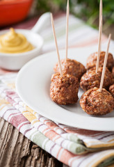 Frikadellen mit Senf