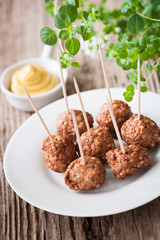 Mini Frikadellen mit frischen Kräutern und Senf