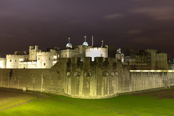 Fototapeta premium tower of london at night