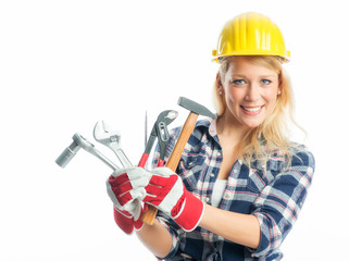 Weiblicher Handwerker zeigt Werkzeuge