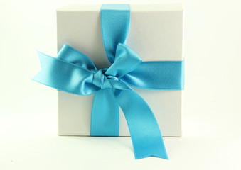 Pacchetto regalo con fiocco azzurro
