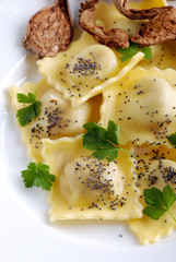 ravioli ripieni ai funghi porcini con semi di papavero